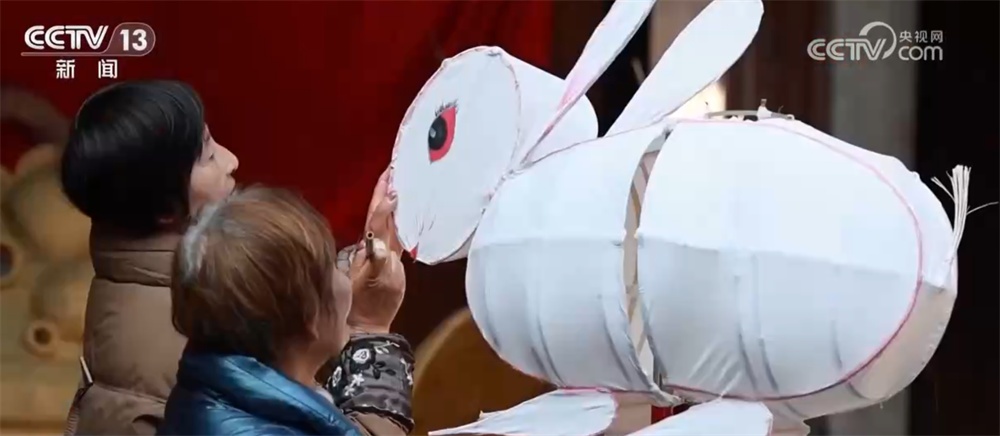 马元素受青睐助力节日消费市场“热起来” “花灯+文创”勾勒新年新图景