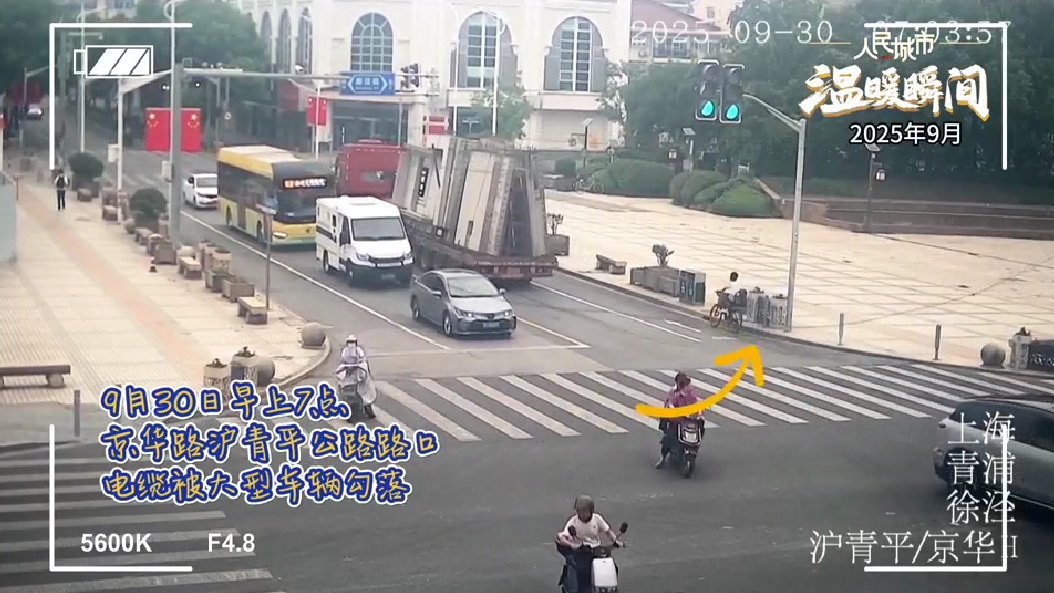 上海滚滚车流中，三人同一姿势，整整3个小时！这一幕动容