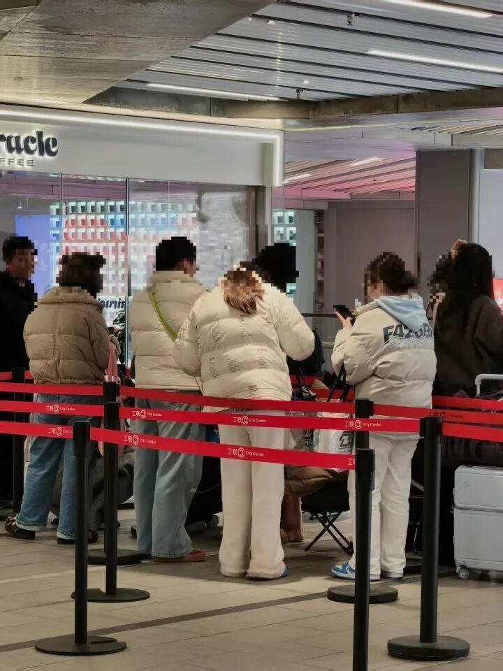 抢疯了！杭州有门店凌晨就大排长龙，一个号炒到400元！网友：怎么又火了？