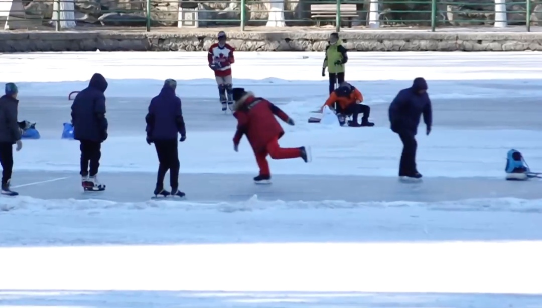 太危险！有人锯断公园护栏，只为滑那几厘米的冰！“前些日子还掉下一个人”