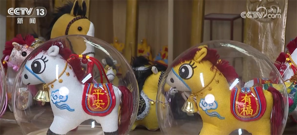 马元素受青睐助力节日消费市场“热起来” “花灯+文创”勾勒新年新图景