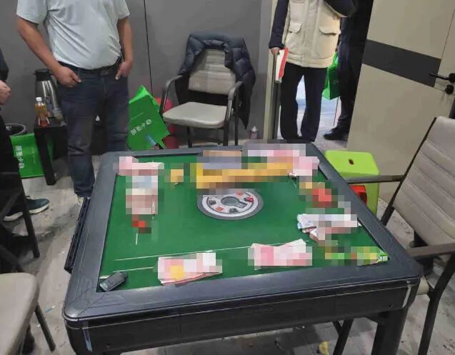 超市藏赌机、台球厅设暗房?津南警方重拳出击,冒头就“打”! 超市藏赌机、台球厅设暗房?津南警方重拳出击,冒头就“打”!