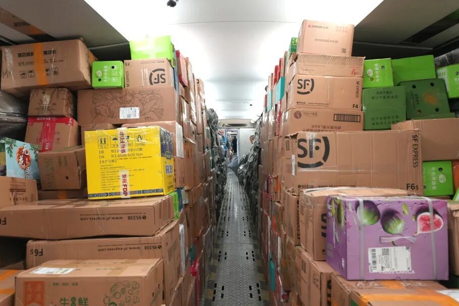 这对没有座椅的高铁快运列车，每天凌晨出发！