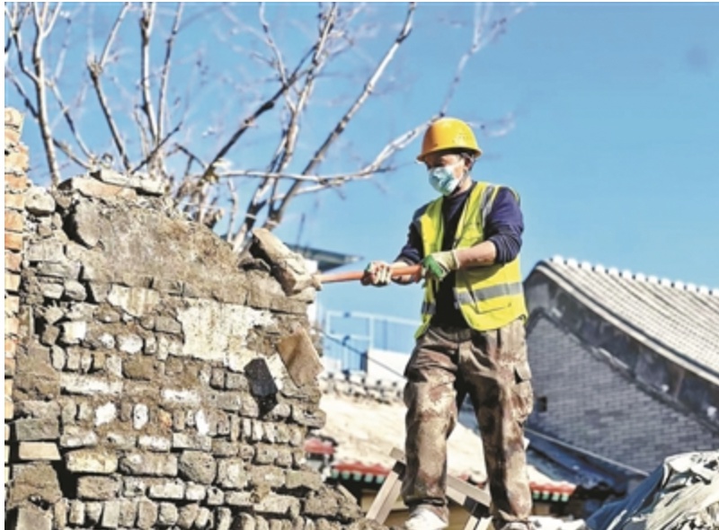 北京，钟鼓楼旁，一场“手术”正在进行