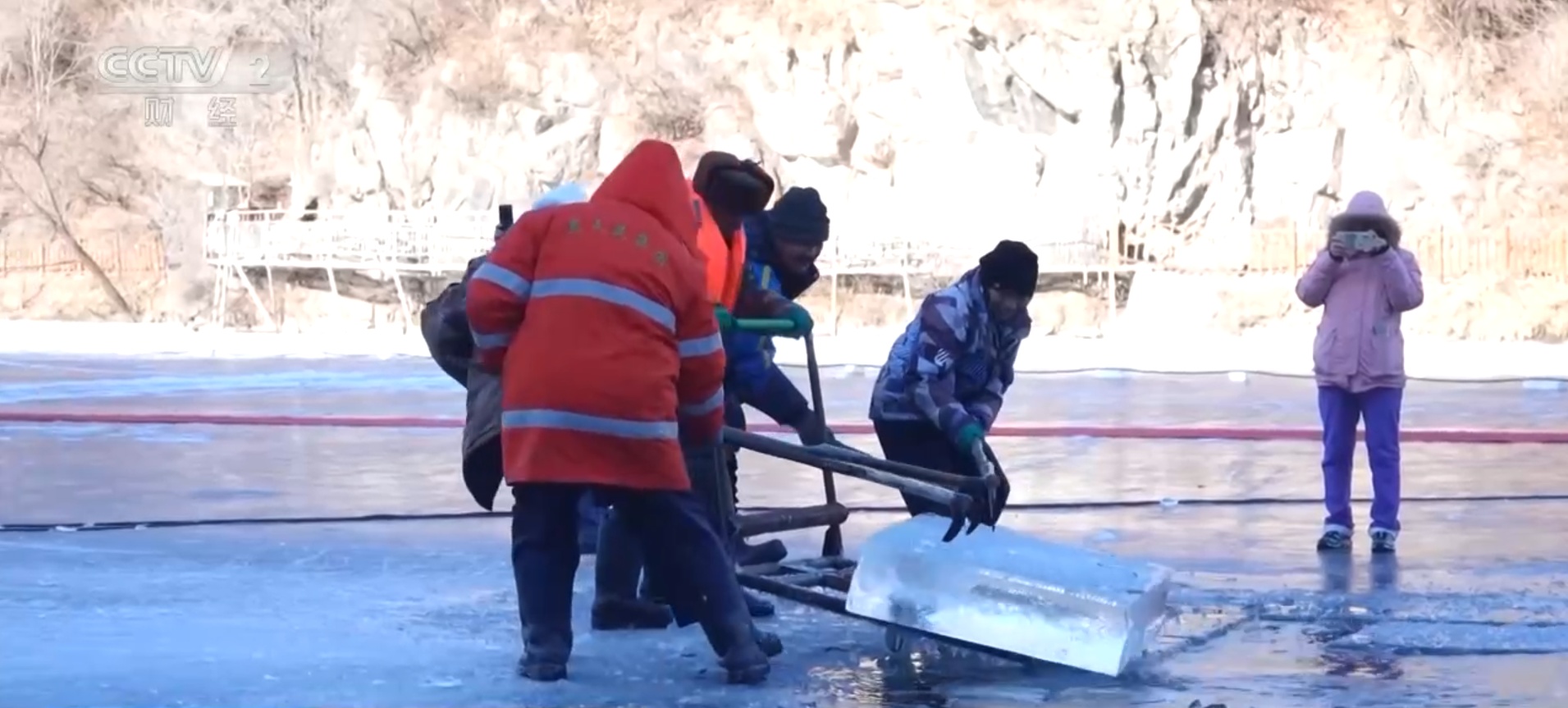 嬉冰雪、赏民俗、品美食 “冰雪+”释放独特吸引力 点燃冬日消费热情