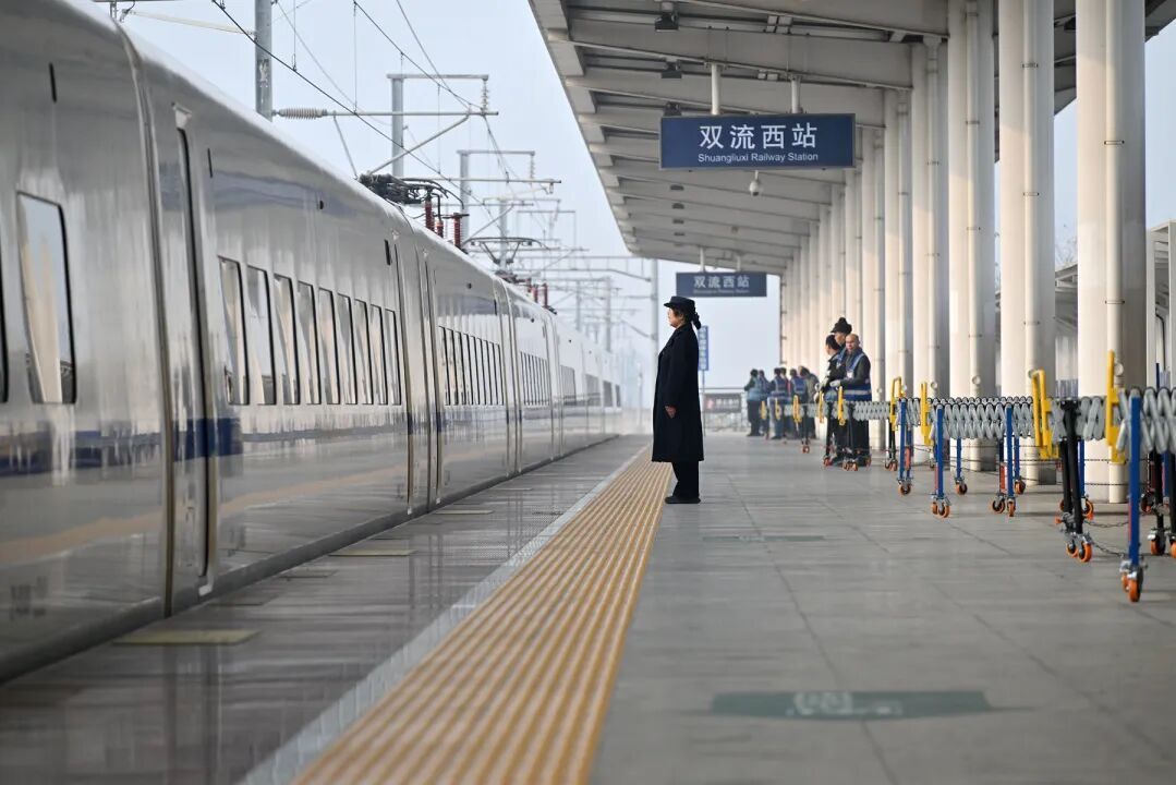 这对没有座椅的高铁快运列车，每天凌晨出发！