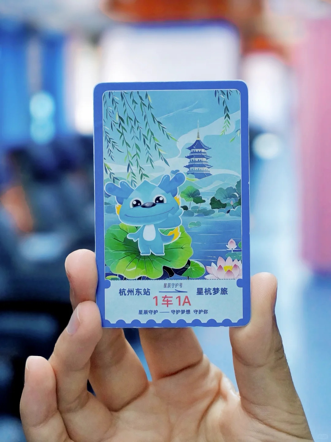 这个火车站用绿皮车提供免费住宿，还设有女性专用车厢！