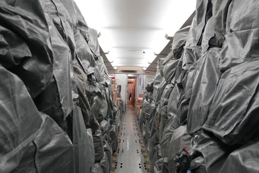 这对没有座椅的高铁快运列车，每天凌晨出发！