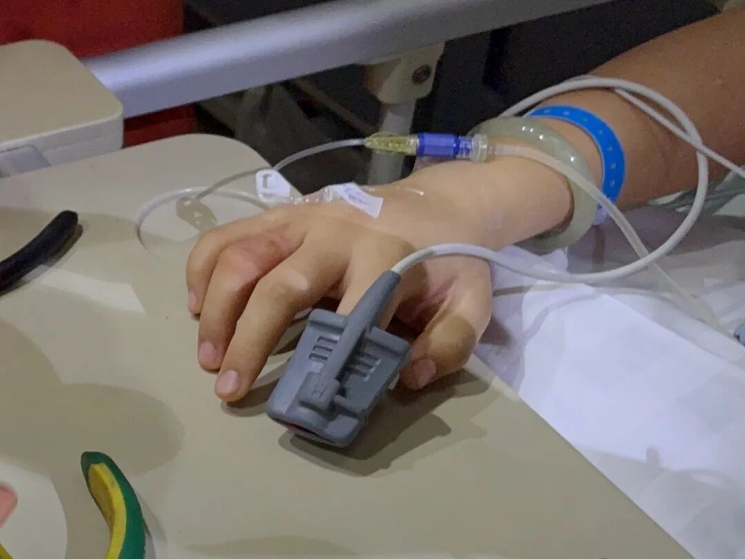 嵌入皮肉！女子的四镯一戒“逼停”救治