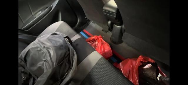 76万现金堆满出租车后座！临沂民警破门瞬间骗子正发"钱已到手"