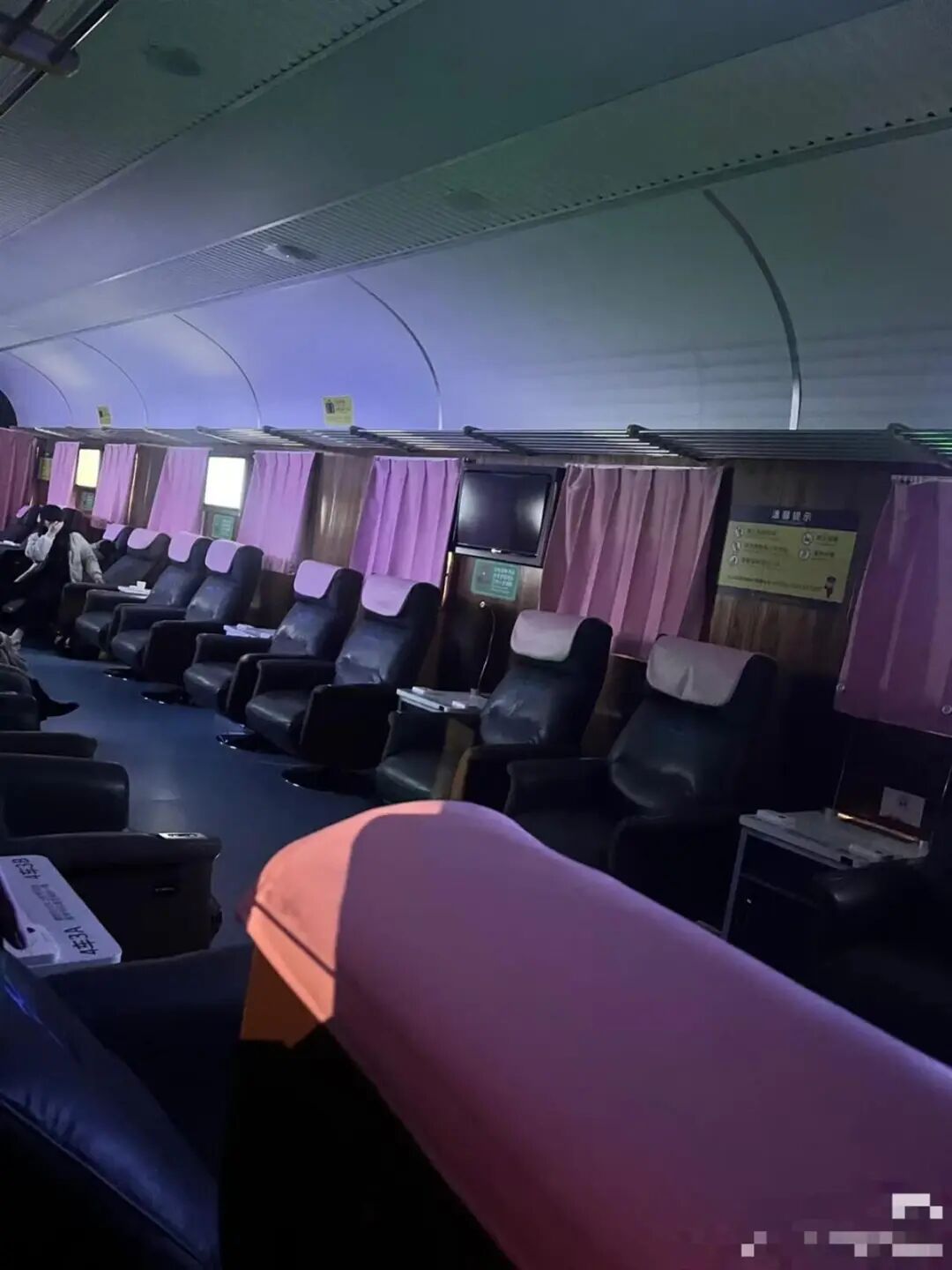 这个火车站用绿皮车提供免费住宿