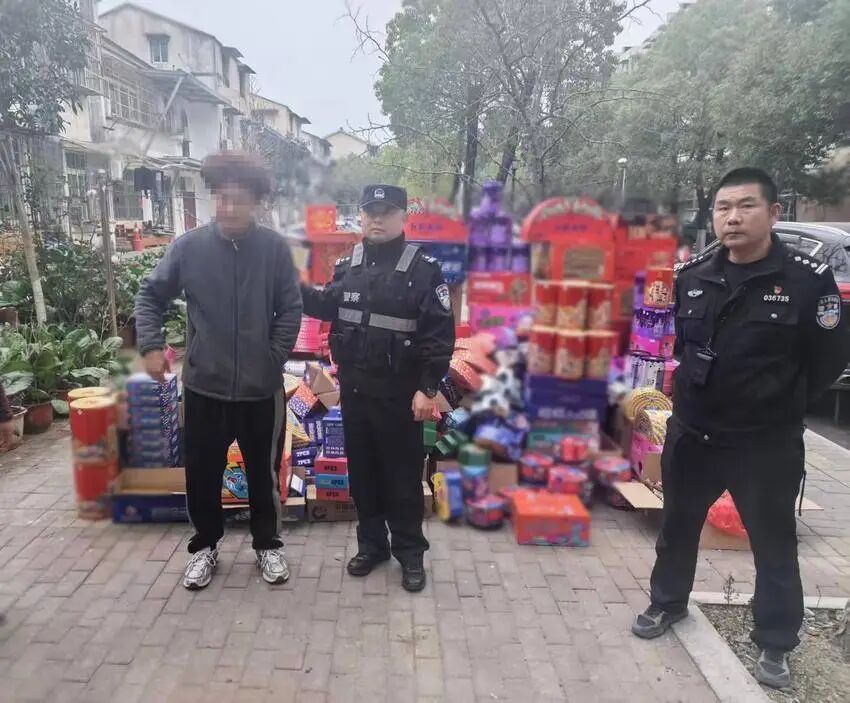 两男子因非法运输烟花爆竹被拘留