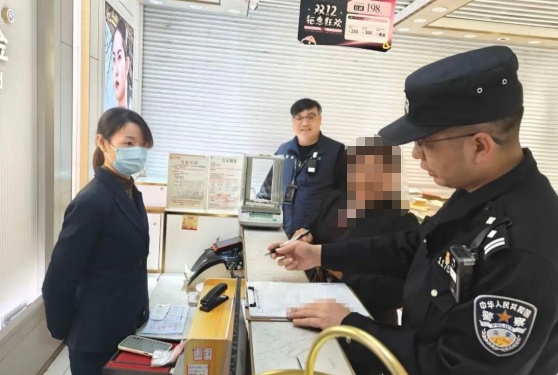 “买20颗金豆！”女子不断催促，店长报警......