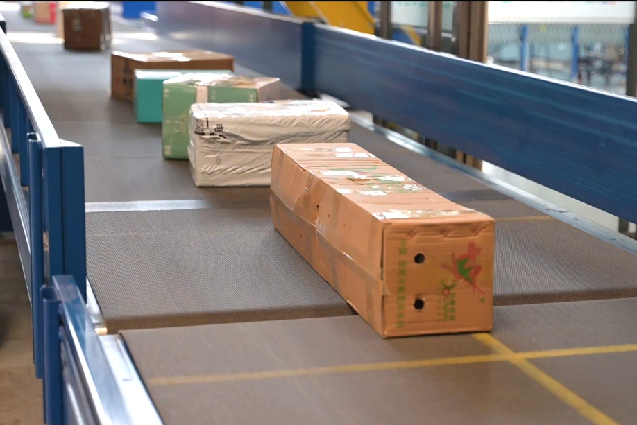 这对没有座椅的高铁快运列车，每天凌晨出发！