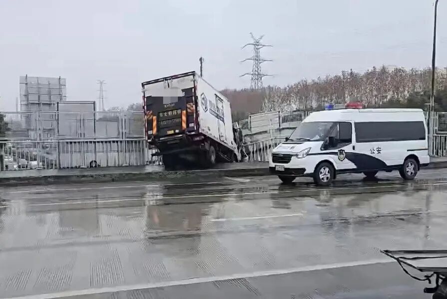 一辆车撞破护栏半悬在空中！上海警方：未造成人员受伤，排除司机酒驾毒驾嫌疑