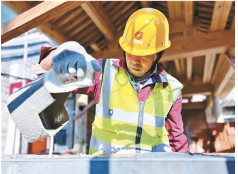 北京，钟鼓楼旁，一场“手术”正在进行