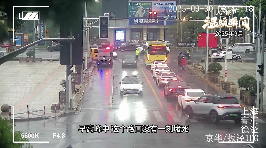 上海滚滚车流中，三人同一姿势，整整3个小时！这一幕动容