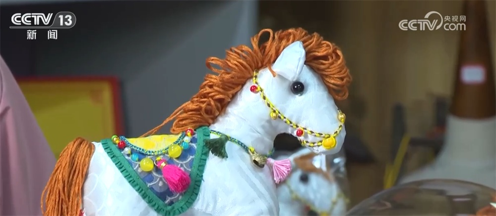 马元素受青睐助力节日消费市场“热起来” “花灯+文创”勾勒新年新图景