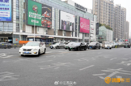 多辆车可同时掉头!江西一路口“上新” 多辆车可同时掉头!江西一路口“上新”