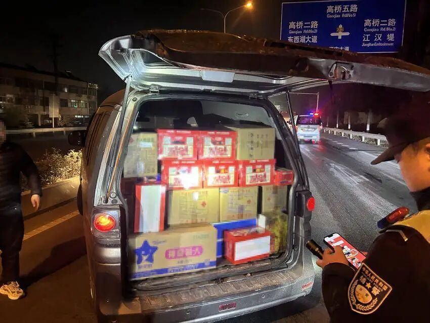 两男子因非法运输烟花爆竹被拘留