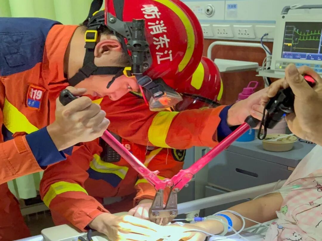 嵌入皮肉！女子的四镯一戒“逼停”救治