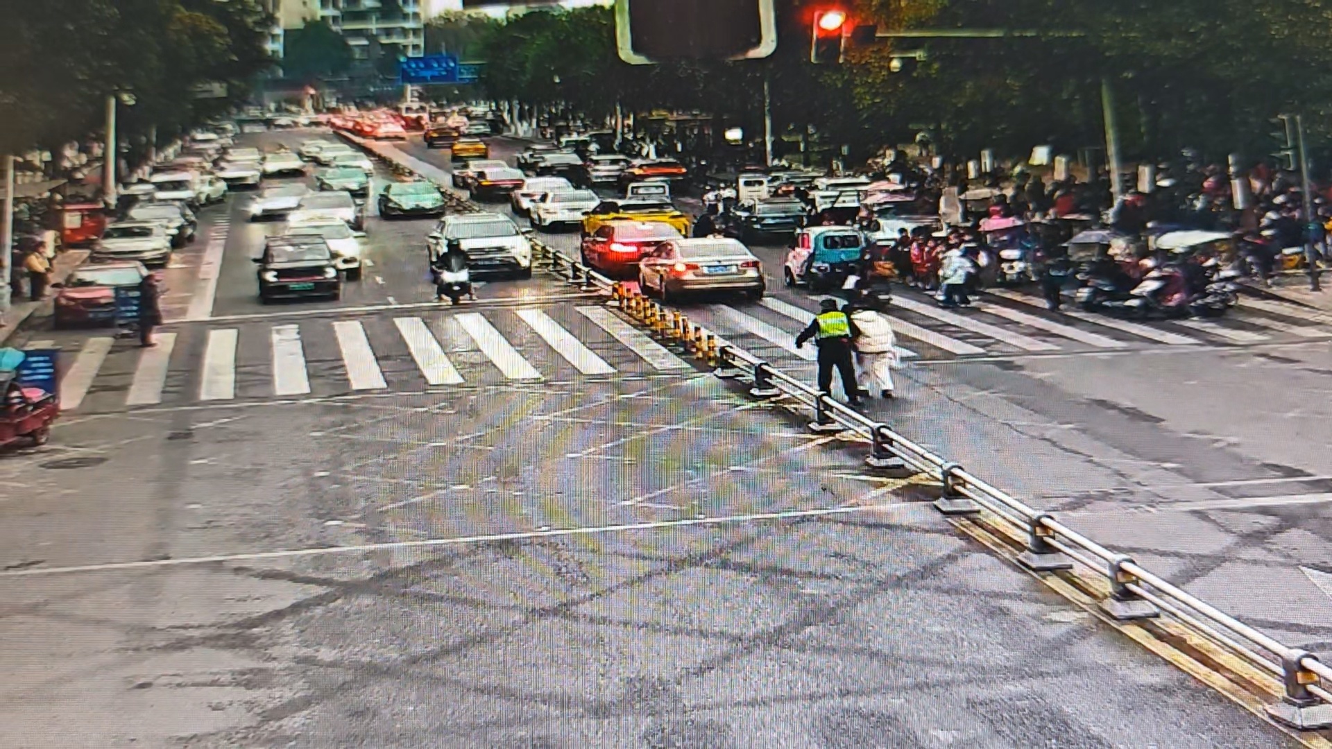 四川温江民警护送孕妇顺利就医