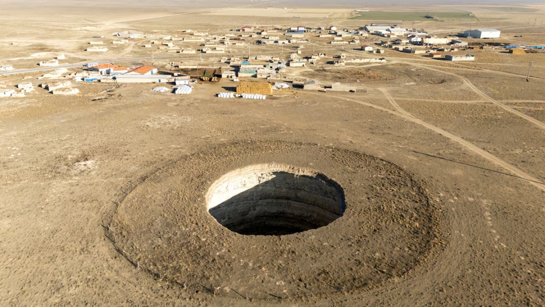 土耳其出现近700个巨大天坑