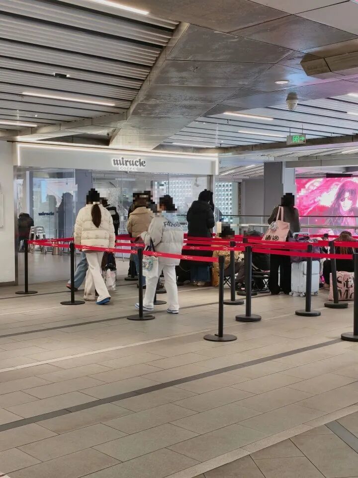 抢疯了！杭州有门店凌晨就大排长龙，一个号炒到400元！网友：怎么又火了？