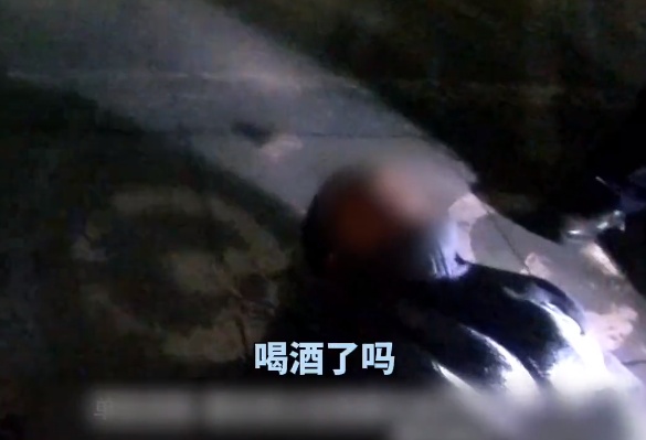 “不放心你啦，我们送你回去！”