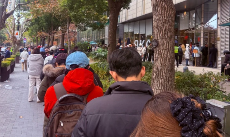 抢疯了！杭州有门店凌晨就大排长龙，一个号炒到400元！网友：怎么又火了？
