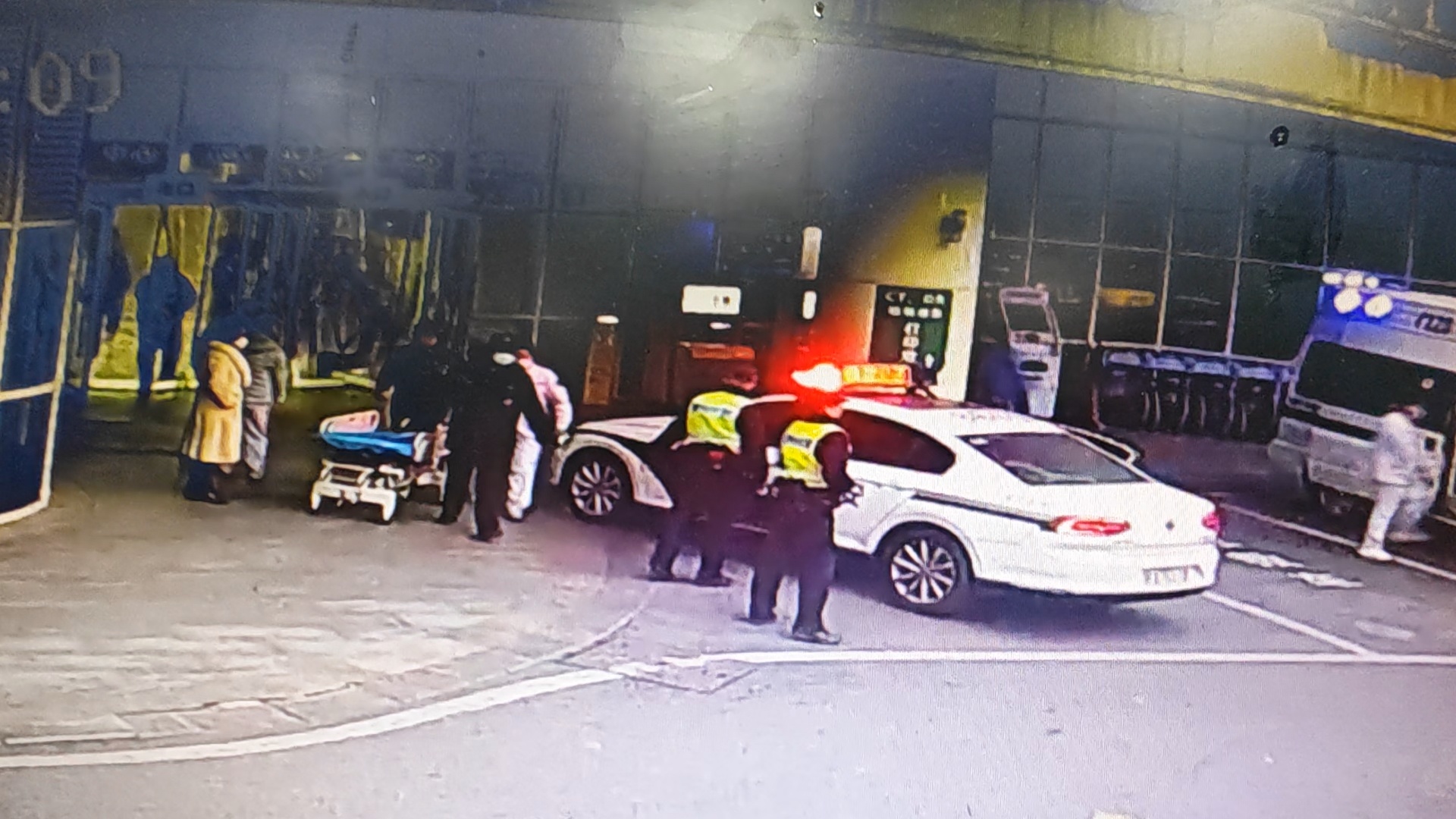 四川温江民警护送孕妇顺利就医