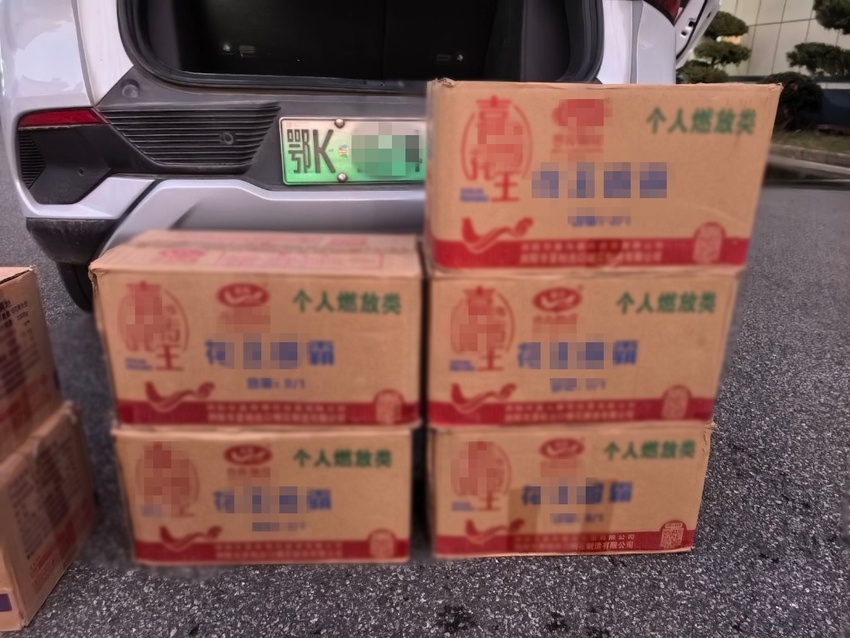 两男子因非法运输烟花爆竹被拘留