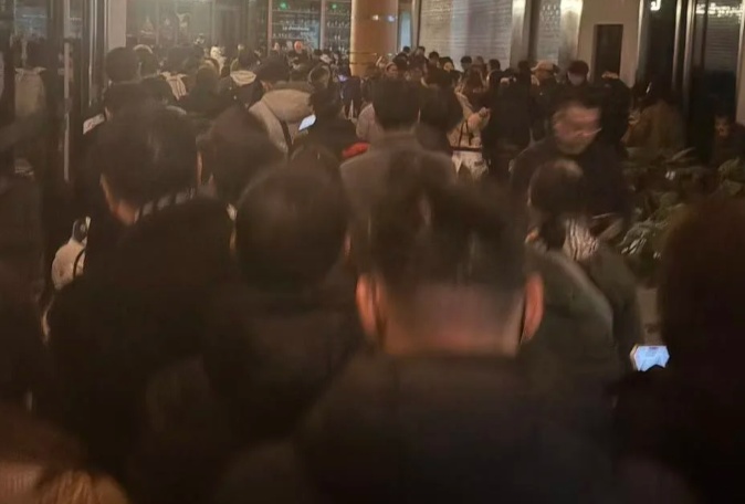 抢疯了！杭州有门店凌晨就大排长龙，一个号炒到400元！网友：怎么又火了？