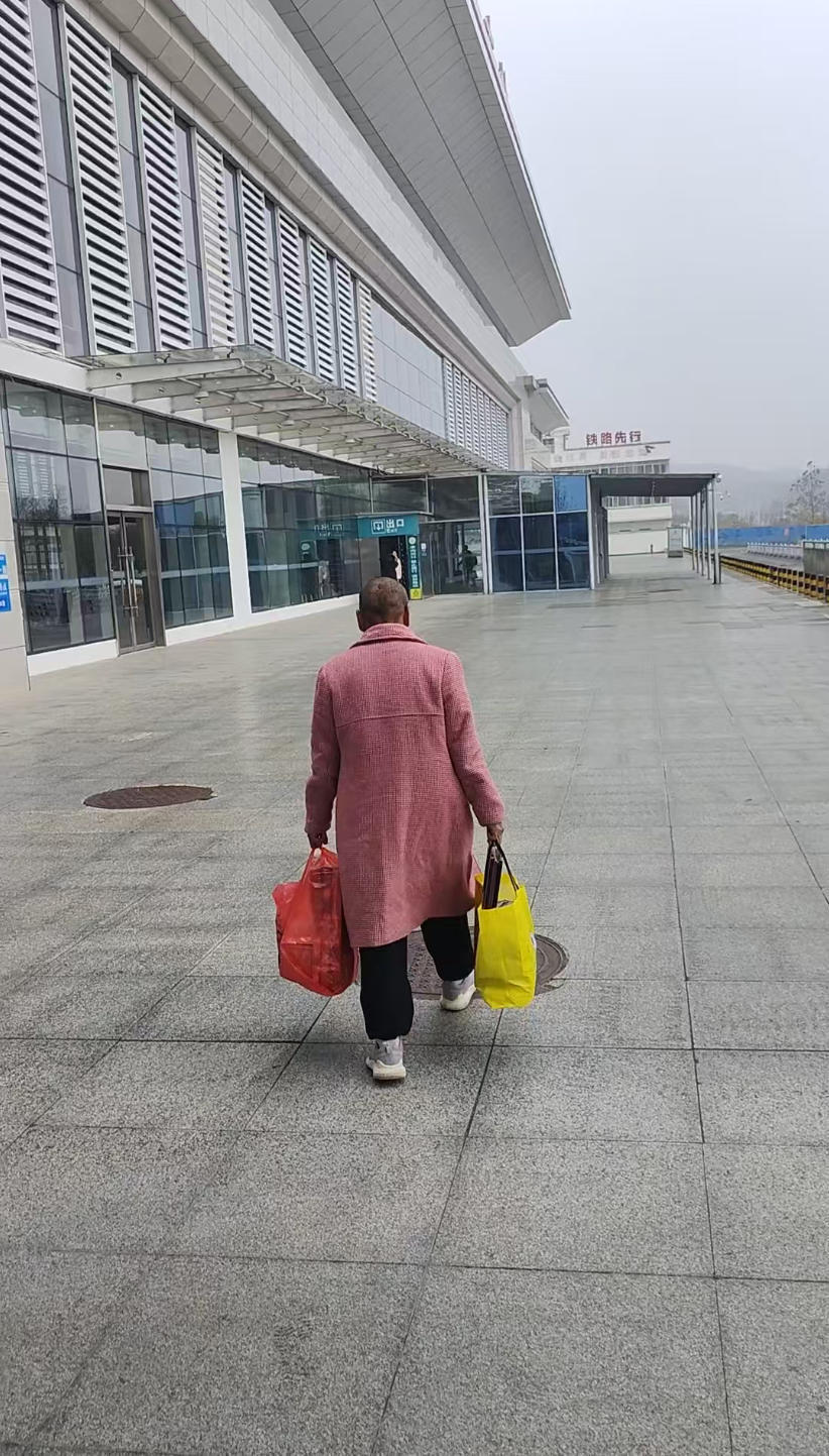 湖南“孤胆姐姐”24年为弟追凶案被告人判处死缓，姐姐在弟弟埋葬地哭着念判决结果