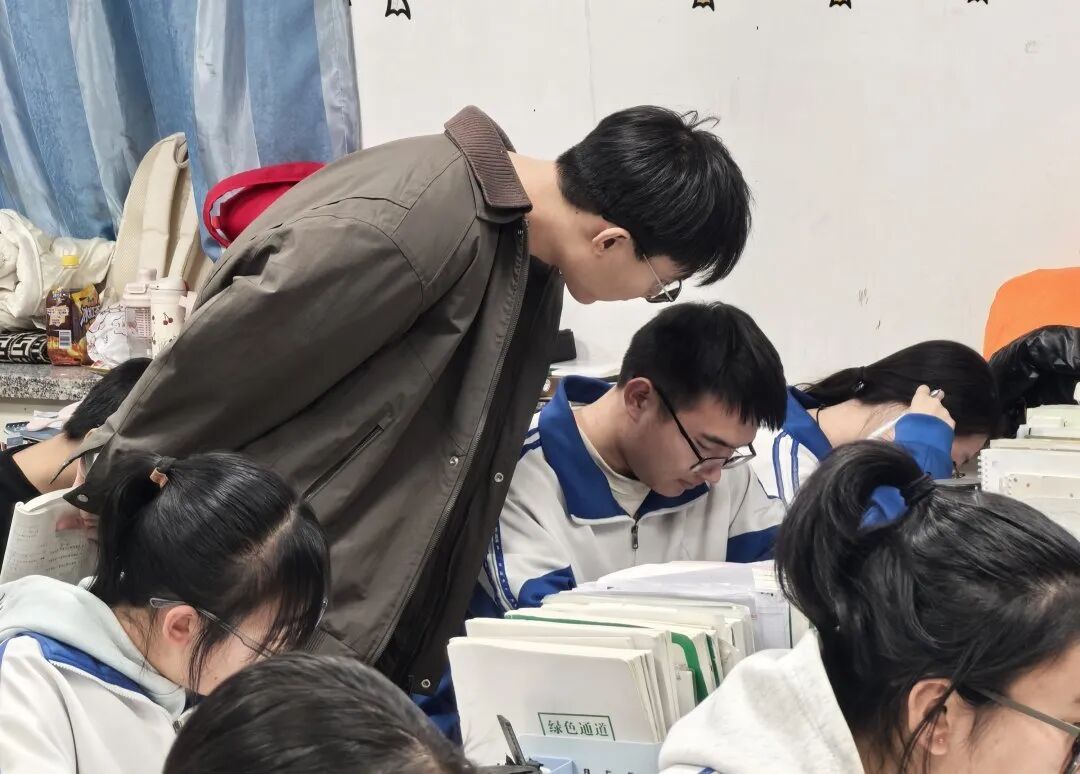 1、2、3…100！呼和浩特00后班主任走红网络！当事人回应