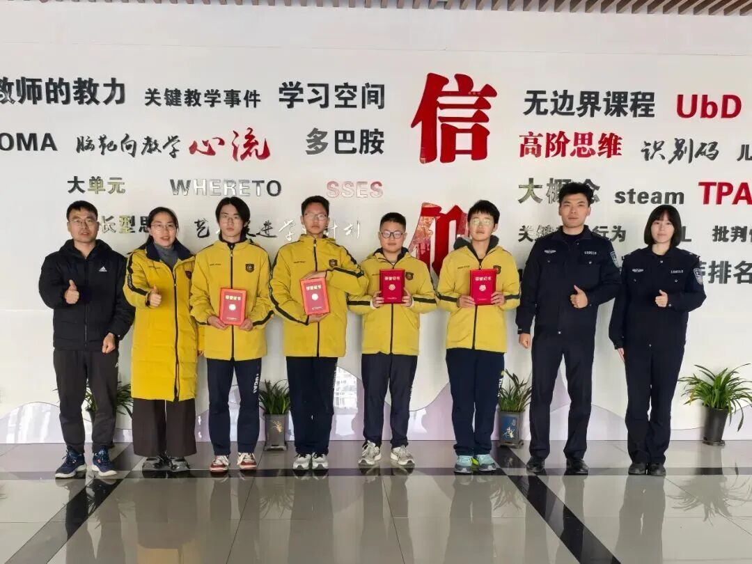 浙江街头一老人倒地，4名同学做了同一个动作