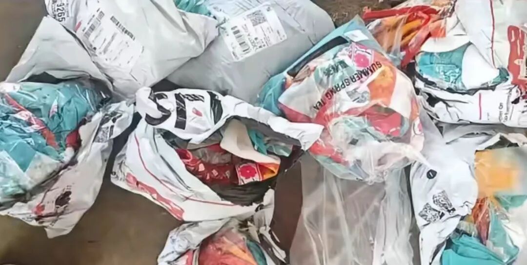 云南一高校学生用完演出服后，集体退货，校方：学校不知情，正在调查！