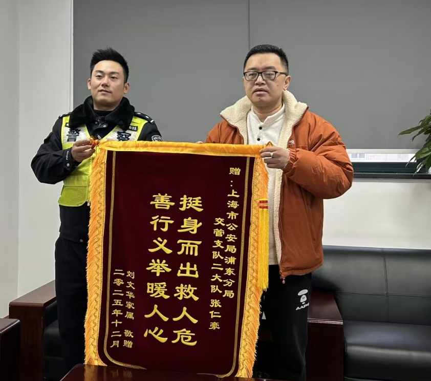 事发上海公交！老人突发脑梗昏倒，司机背起她冲向医院：“打120不如我背她快！”