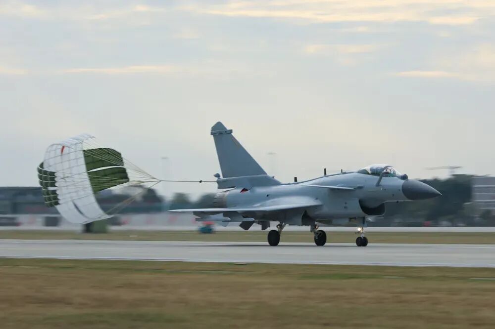 红蓝编队，激烈对抗