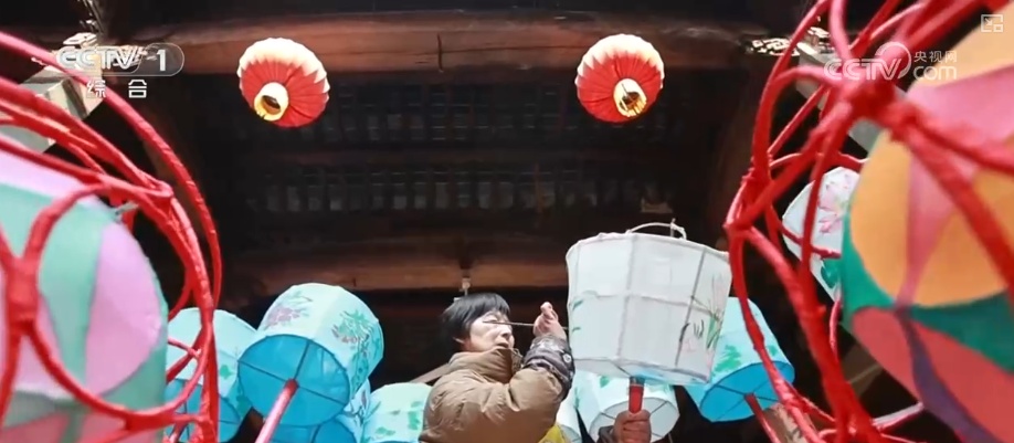 从节日氛围到舌尖美味 假日经济红红火火让消费活力持续迸发