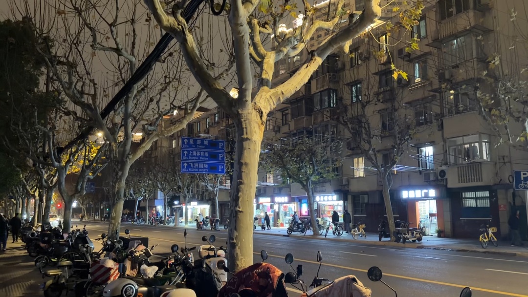 上海市中心地铁口旁“夜夜广场舞”？居民呼吁“还静与民”