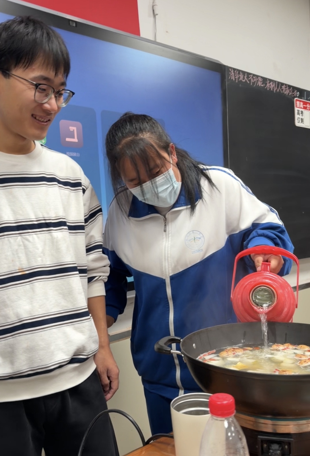 1、2、3…100！呼和浩特00后班主任走红网络！当事人回应