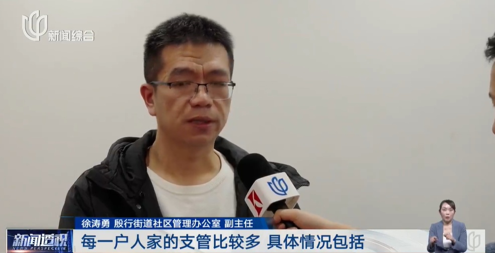 太夸张！上海人比比谁家楼下井盖多！有人家门口100个，“走路难！到处都像贴膏药”...