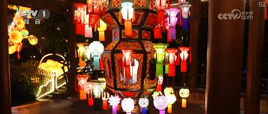 从节日氛围到舌尖美味 假日经济红红火火让消费活力持续迸发