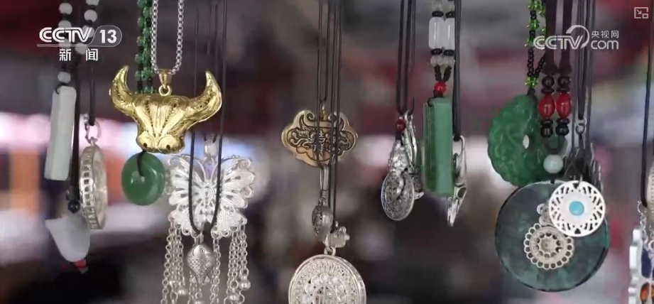 节日氛围渐浓 非遗展“新”意添彩假日消费 逛逛逛、买买买消费市场“升温”