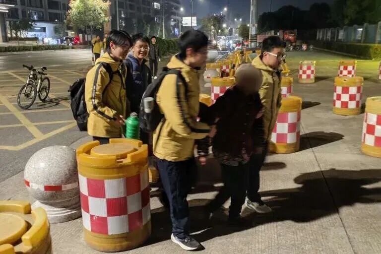 浙江街头一老人倒地，4名同学做了同一个动作