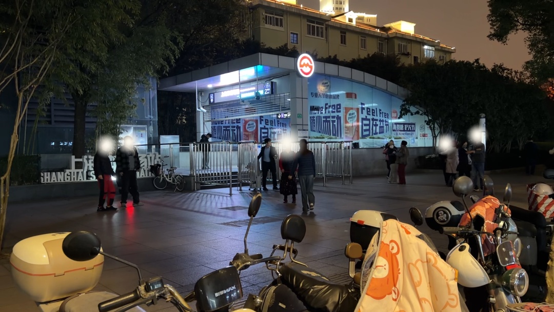 上海市中心地铁口旁“夜夜广场舞”？居民呼吁“还静与民”