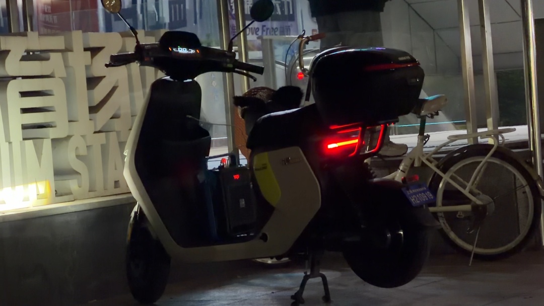 上海市中心地铁口旁“夜夜广场舞”？居民呼吁“还静与民”