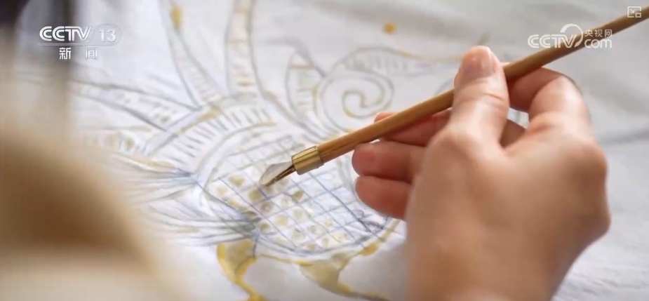 节日氛围渐浓 非遗展“新”意添彩假日消费 逛逛逛、买买买消费市场“升温”