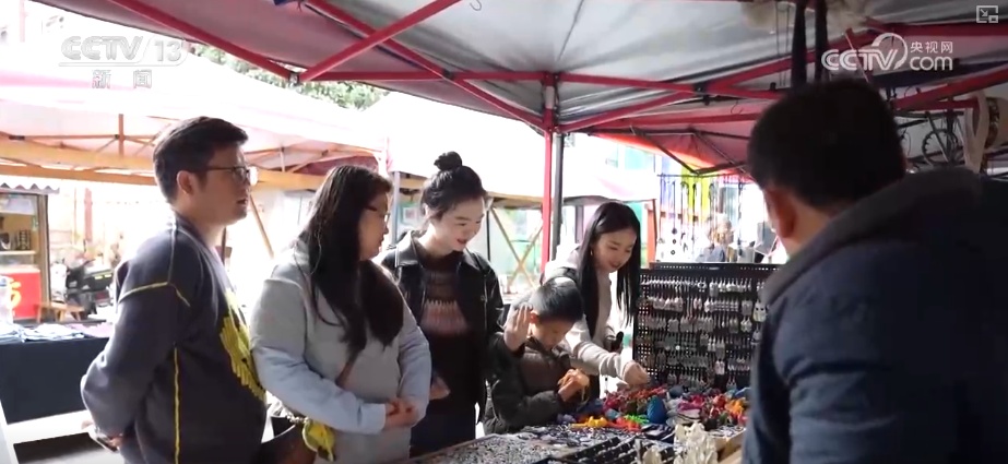 节日氛围渐浓 非遗展“新”意添彩假日消费 逛逛逛、买买买消费市场“升温”